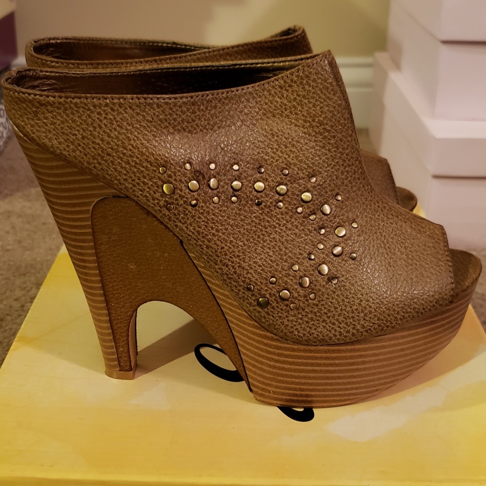 Tan Platform Mule